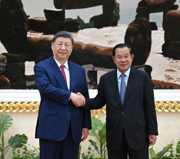 习近平会见柬埔寨人民党主席、参议院主席洪森